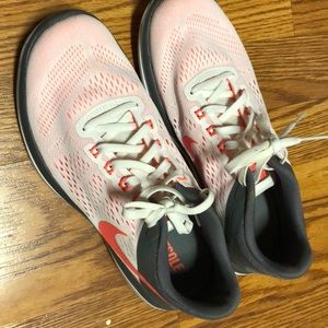 Size 8.5 Nike shoes fit sole like new